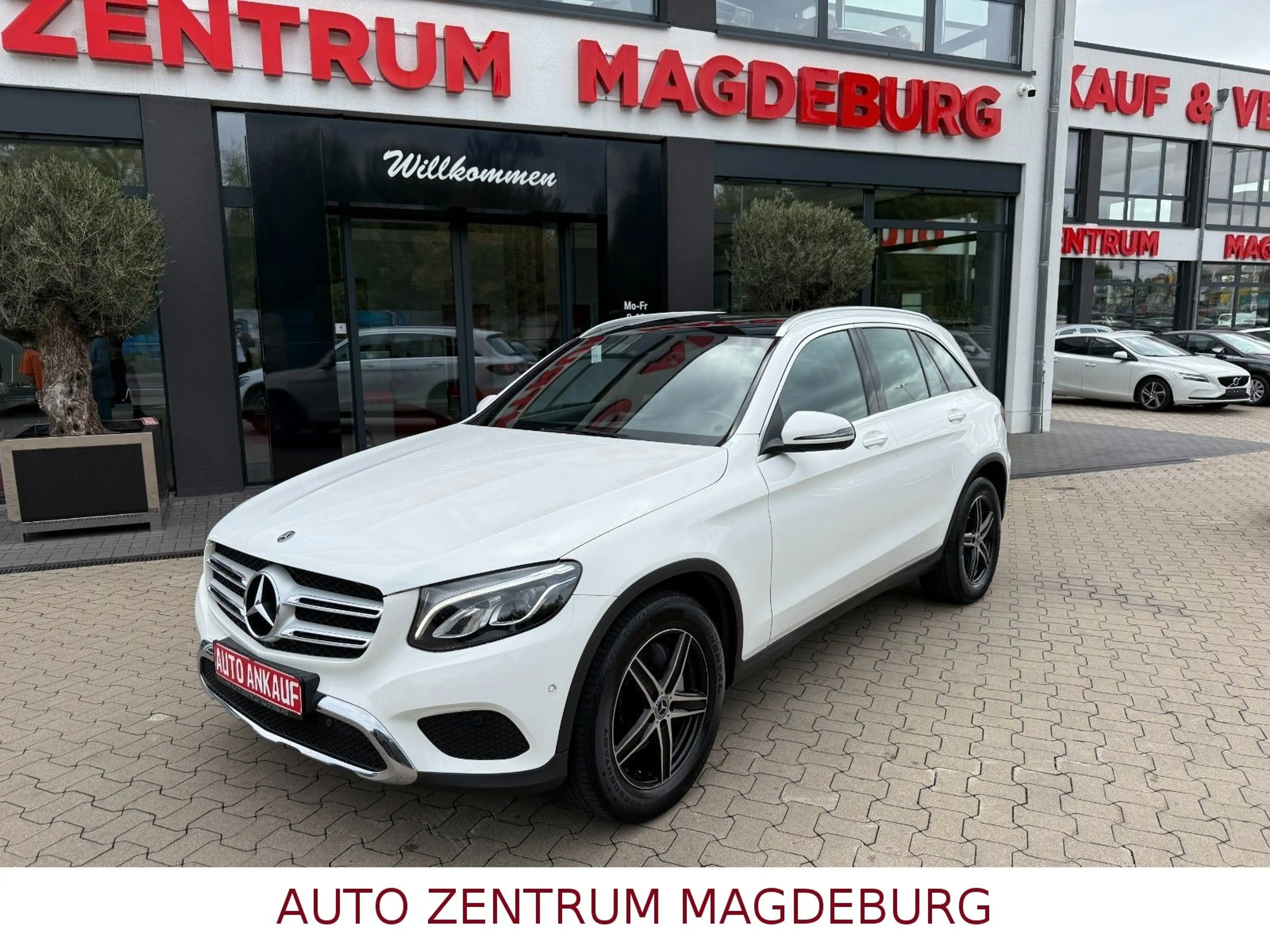 Mercedes-Benz GLC 250 4 MATIC*AMG*NAV*AUTOM*LED*PANO*AHK — photo 2