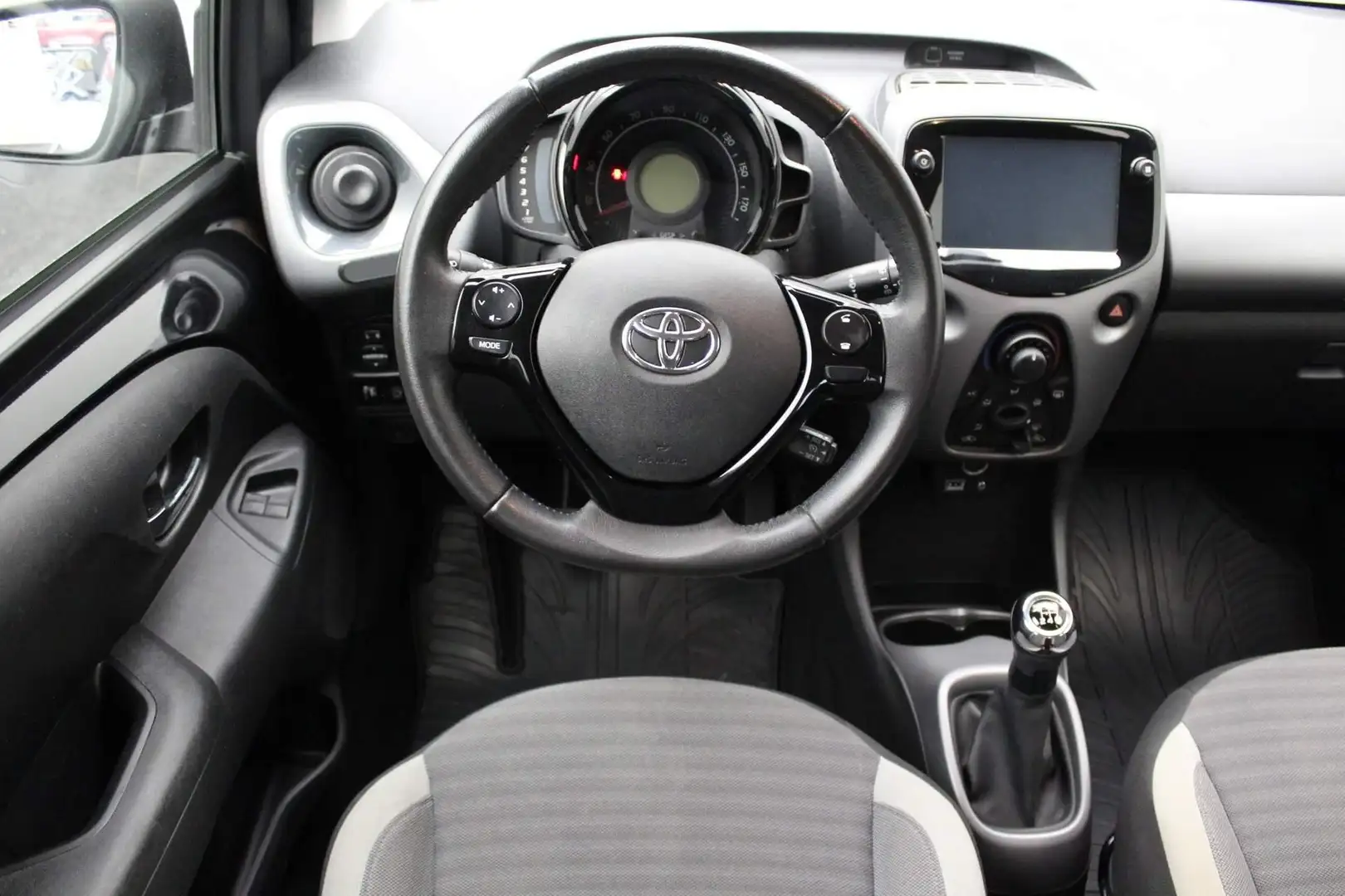 Toyota Aygo 1.0 VVT-i x-play limited 2019 | Goed Onderhouden | Zwart - 2