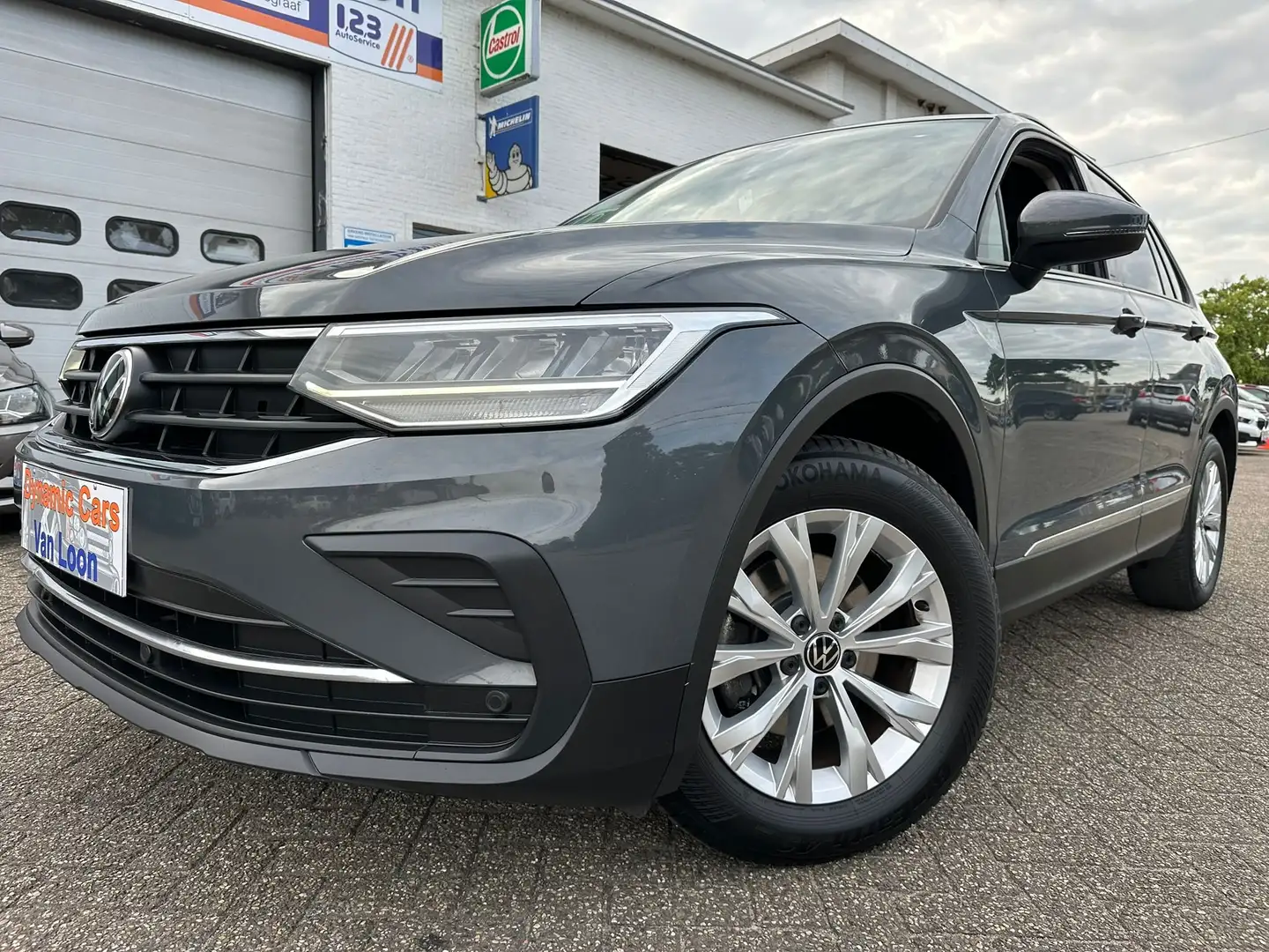 Volkswagen Tiguan 1.5 TSI Life, Lane, Cruise, Carplay, Trekhaak. Gris - 1
