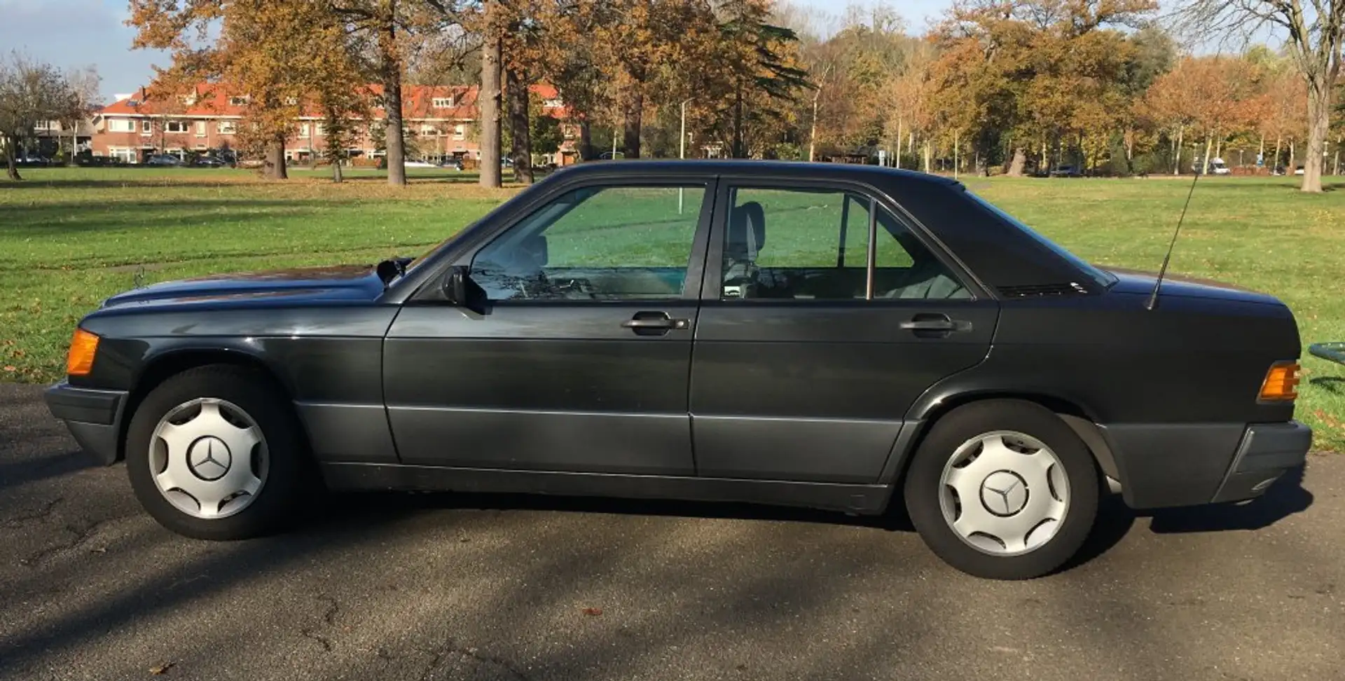 Mercedes-Benz 190 190E 2.0 Zwart - 1