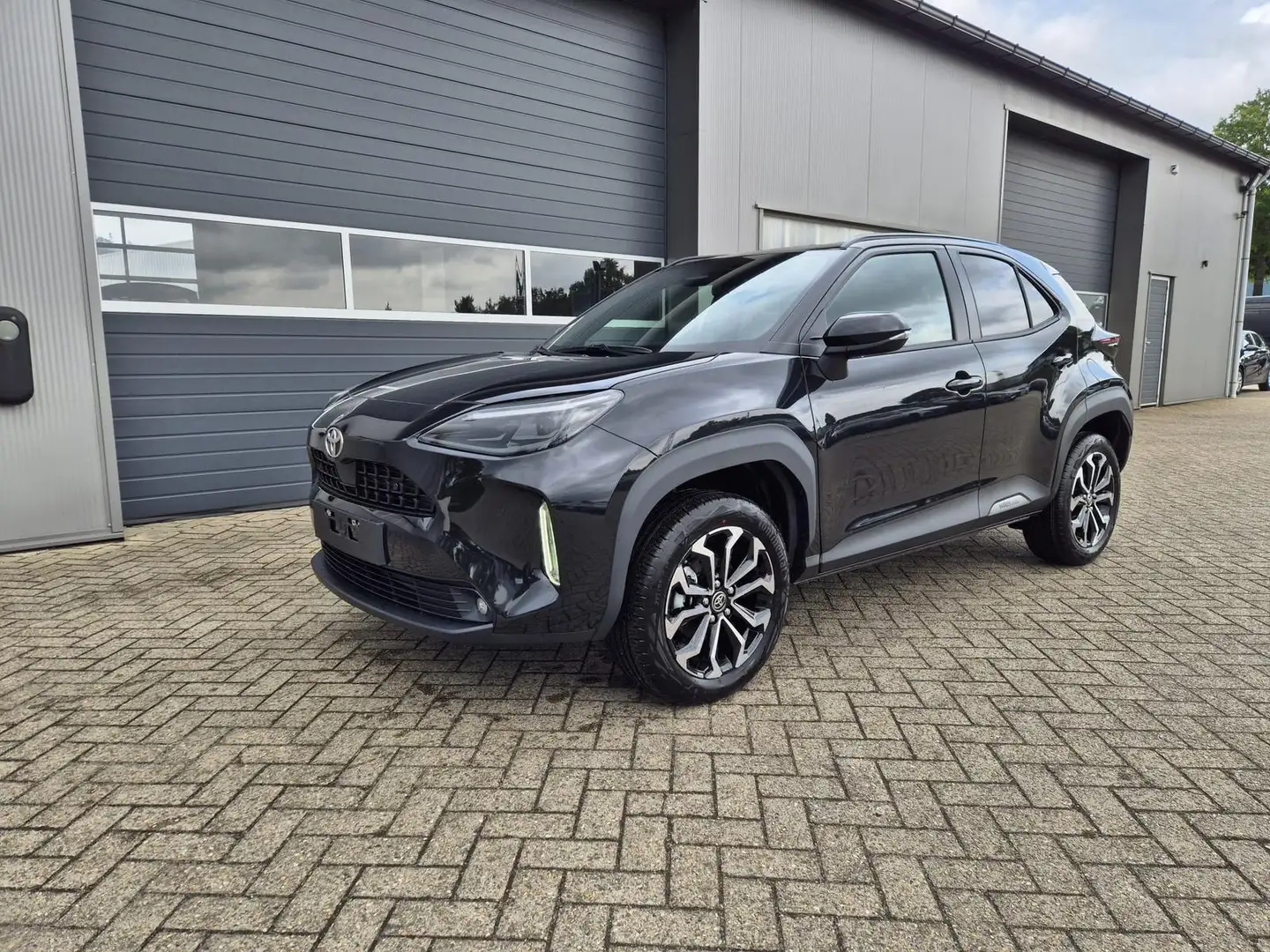 Toyota Yaris Cross 1.5VVT-iE 130PS Automatik Teamplayer Klimaau Schwarz - 1