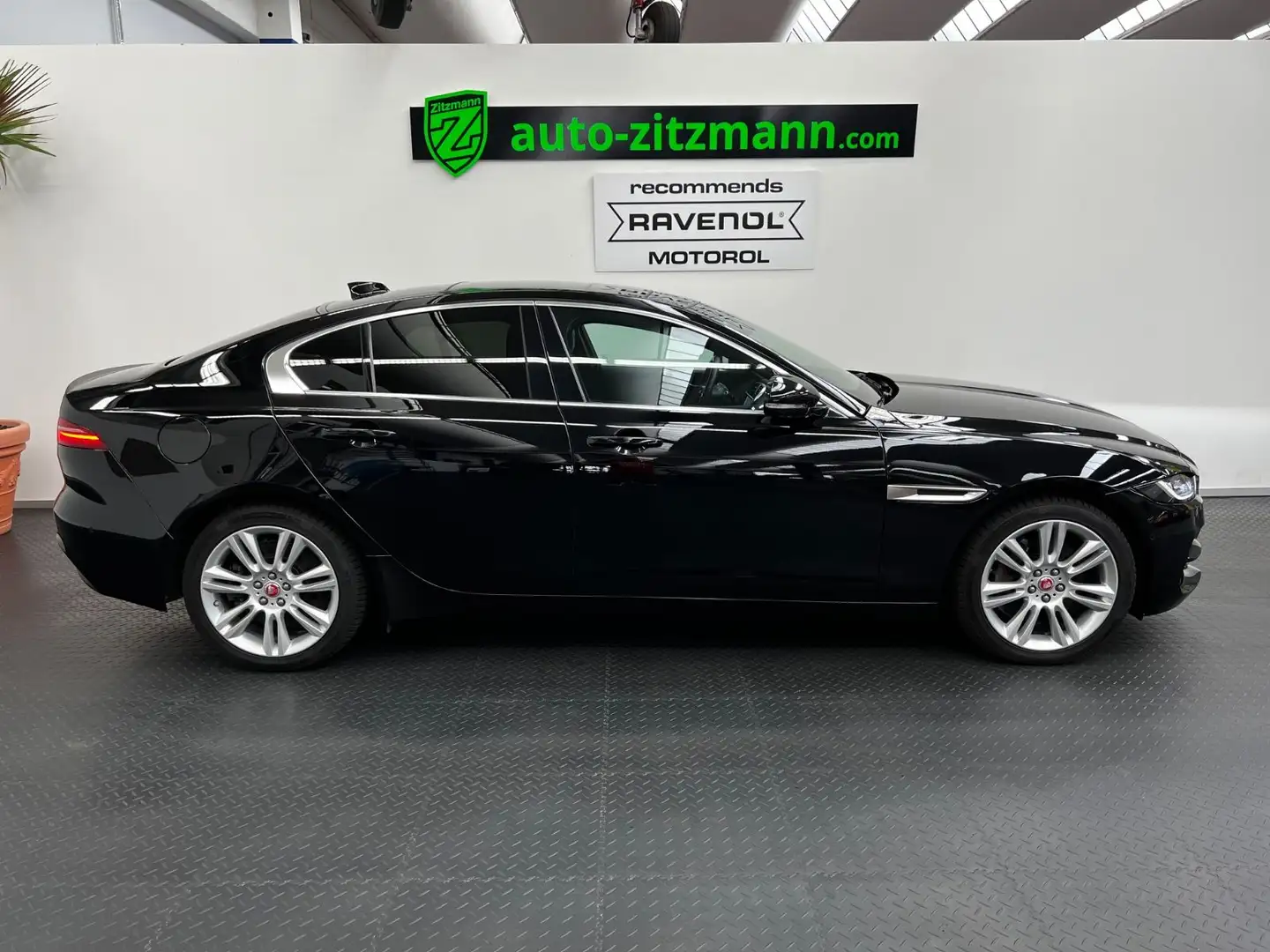 Jaguar XE S  AWD 4x4*LEDER*PANO*LED*NAVI*ACC*360°CAM* Noir - 2