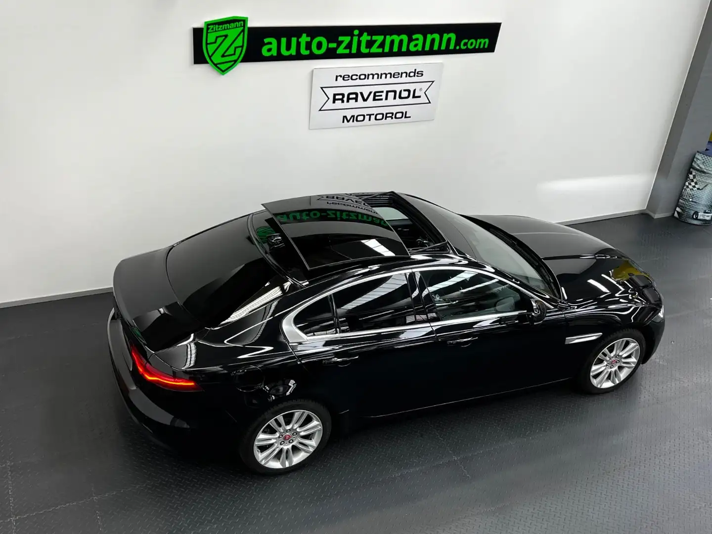 Jaguar XE S  AWD 4x4*LEDER*PANO*LED*NAVI*ACC*360°CAM* Noir - 1