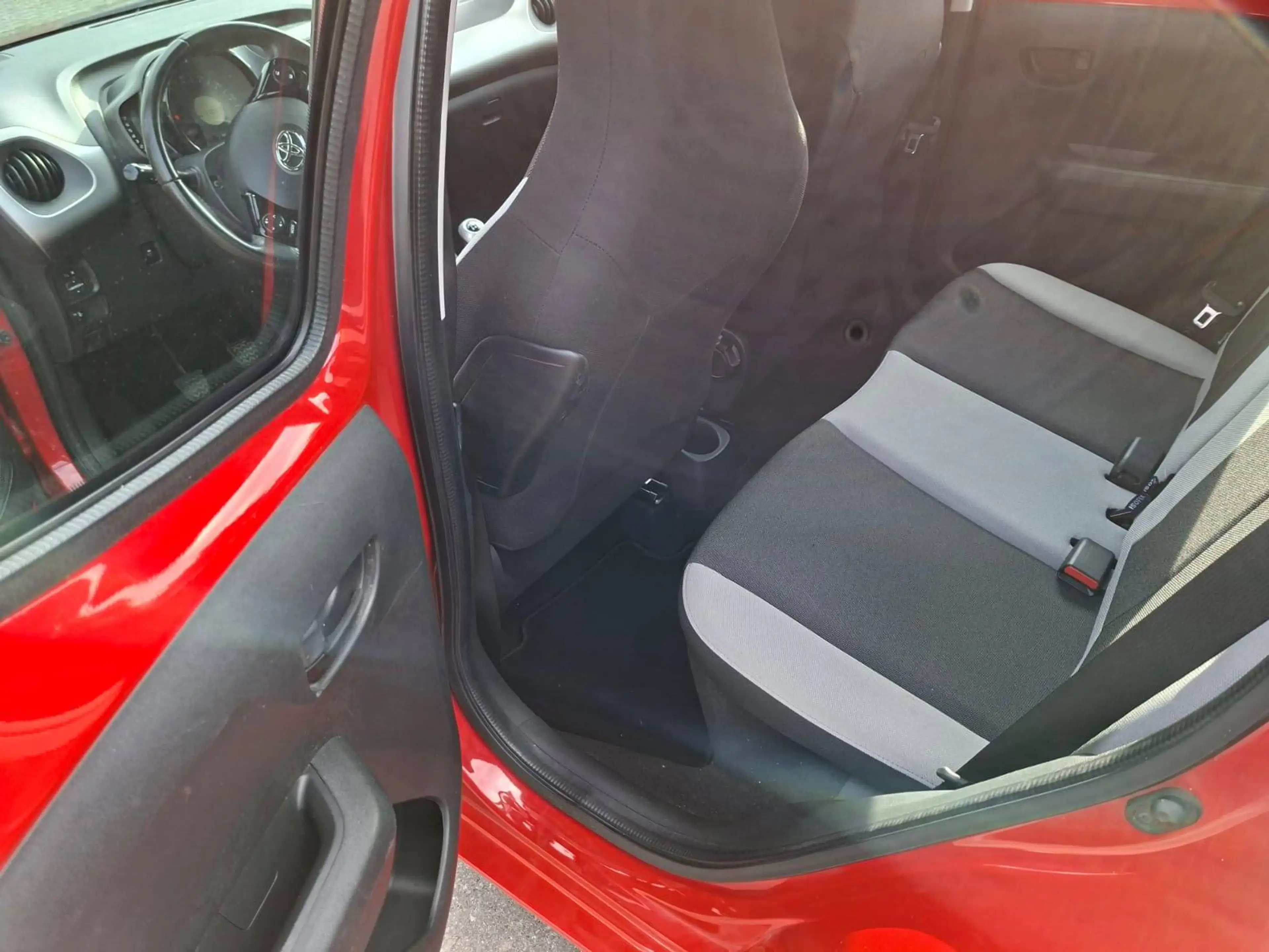 Toyota Aygo x-play Top Zustand Wenig gelaufen ,Klima — photo 12