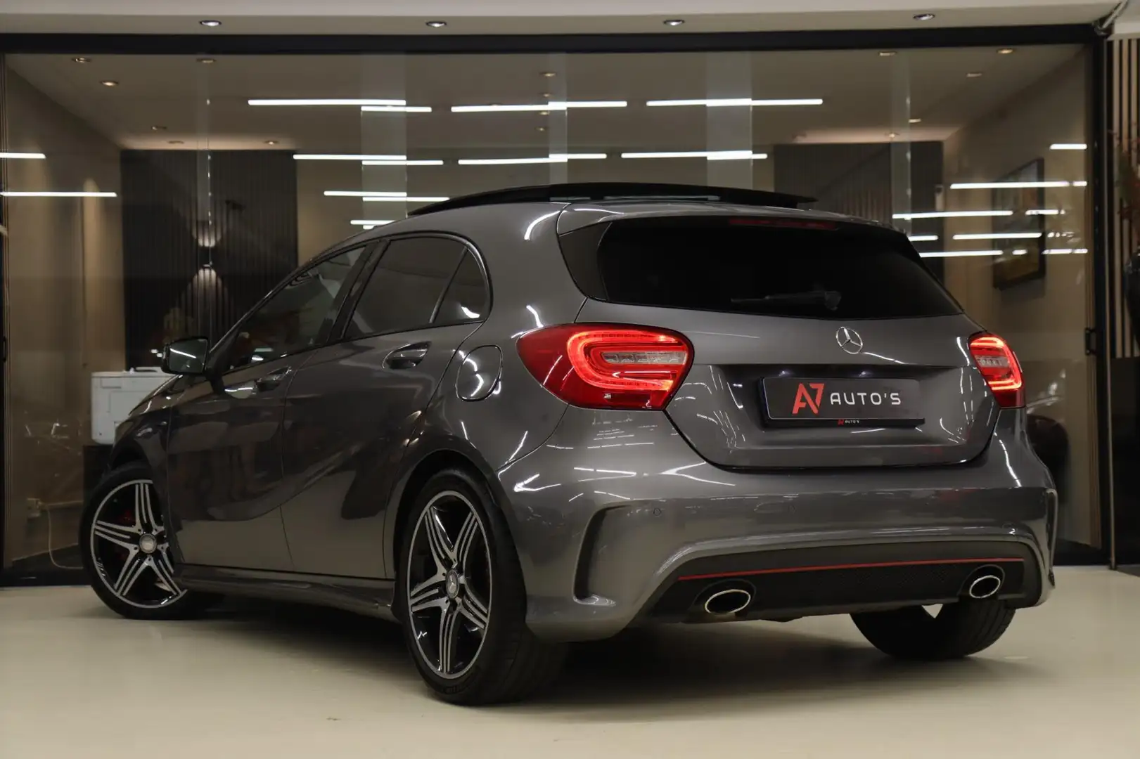 Mercedes-Benz A 250 AMG PANO/CAM/H&K/MEMORY/STOELV/BOMVOL Grijs - 2