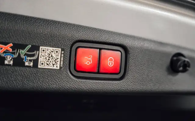 Mercedes-Benz E-Class view 9