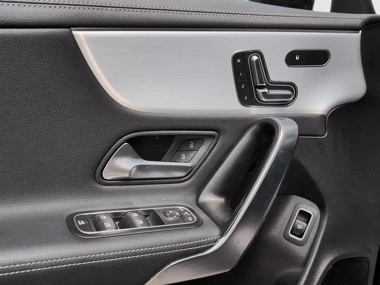 Mercedes-Benz CLA снимка Mercedes-Benz CLA