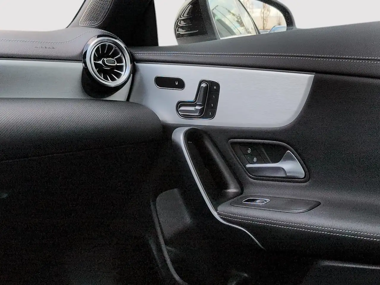 Mercedes-Benz CLA снимка Mercedes-Benz CLA