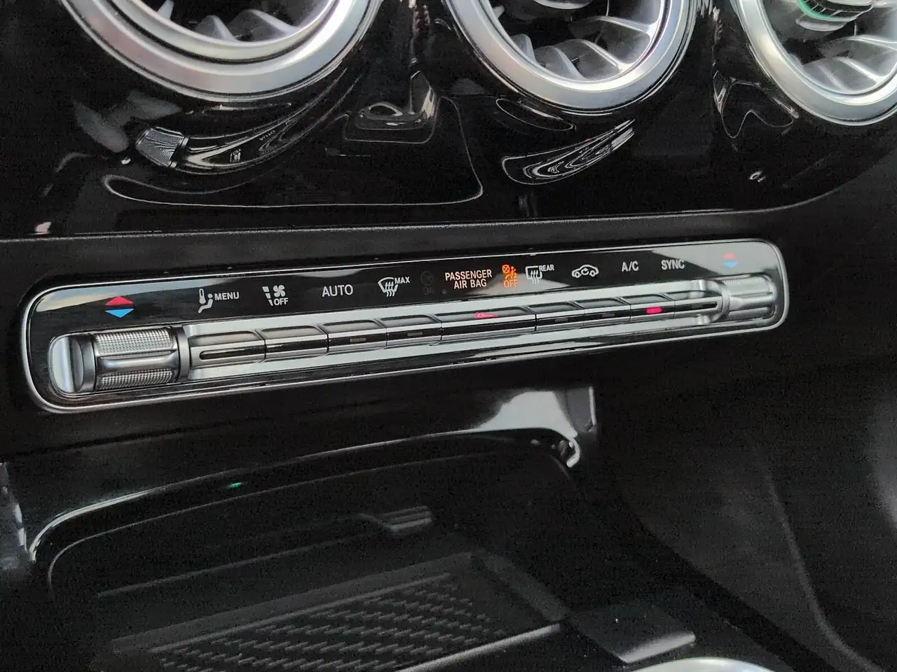 Mercedes-Benz CLA снимка Mercedes-Benz CLA