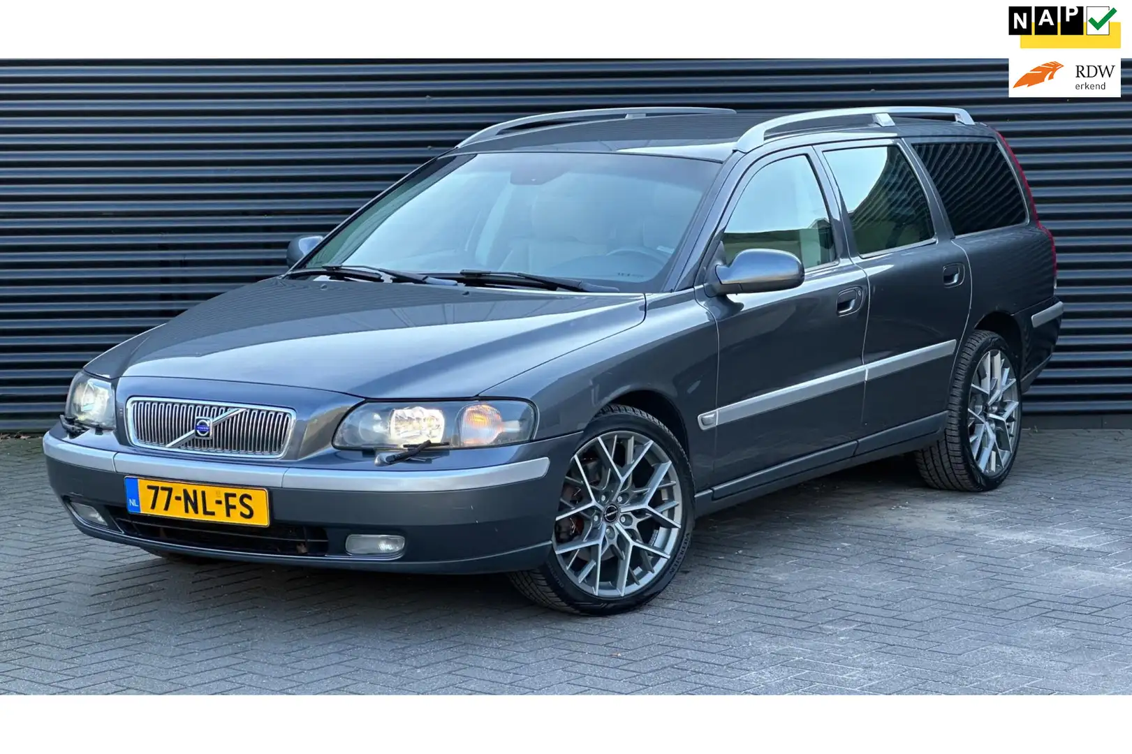 Volvo V70 2.5 T AWD Geartronic Titanium | Leder | Xenon | Tr Grau - 1