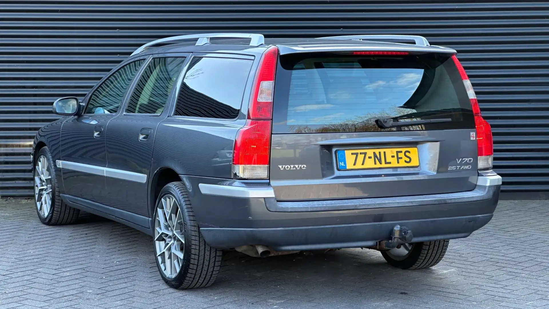 Volvo V70 2.5 T AWD Geartronic Titanium | Leder | Xenon | Tr Grau - 2