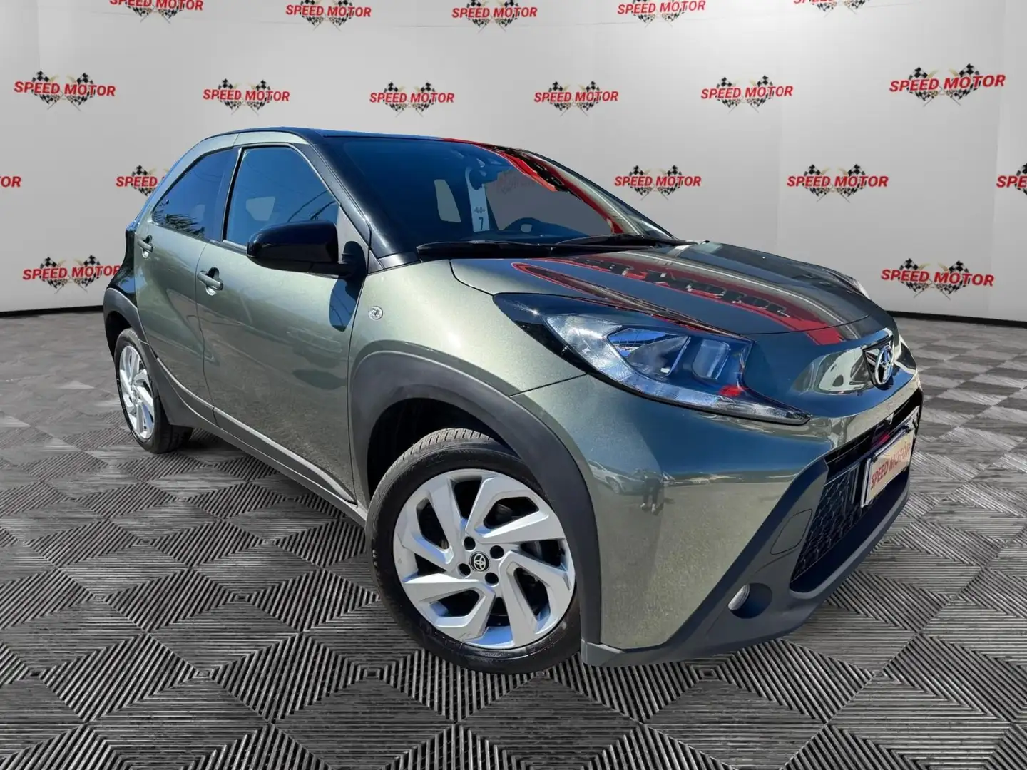 Toyota Aygo X Aygo X 1.0 72 CV 5 porte Trend, AUTOMATICA, RETRO Verde - 1