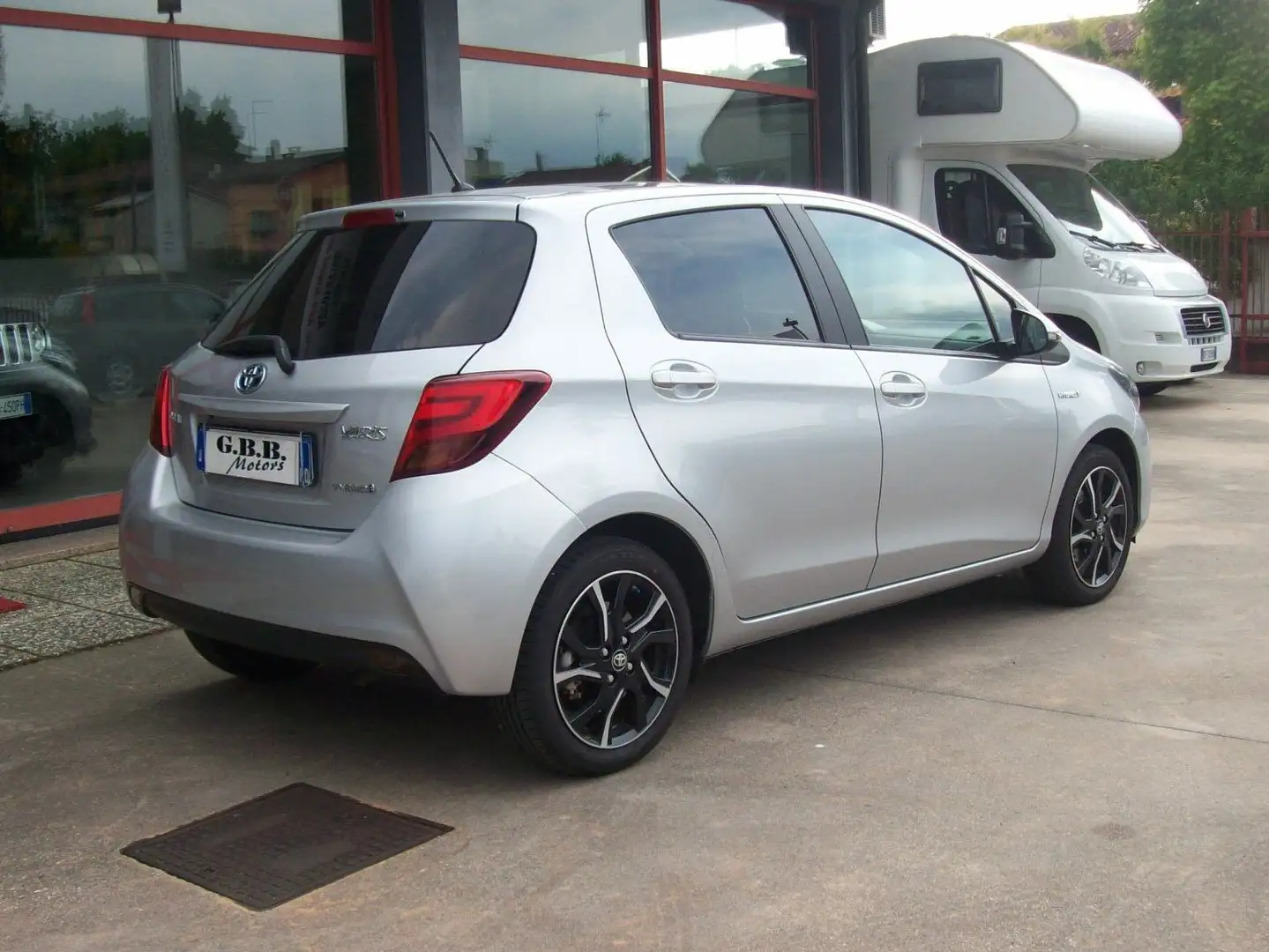 Toyota Yaris Yaris 5p 1.5h Style Hybrid tetto Panorama Silber - 2