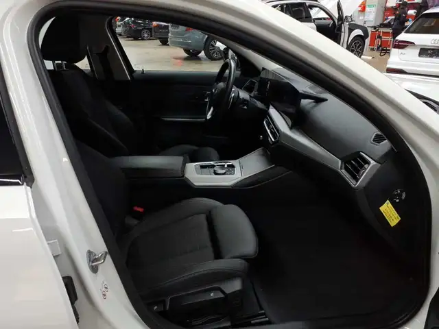 BMW 3 Series view 8