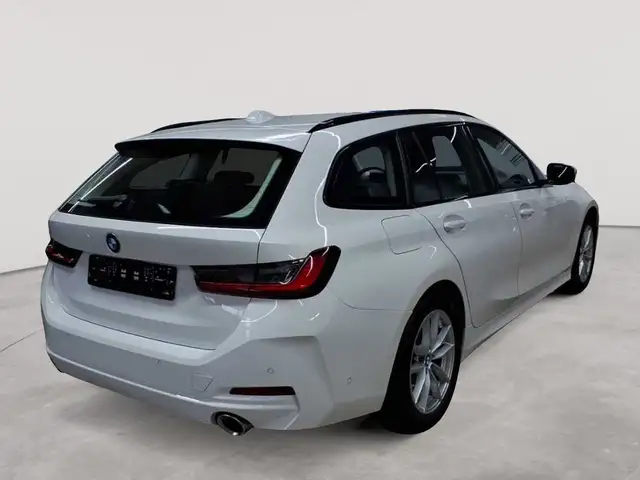 BMW 3 Series view 4
