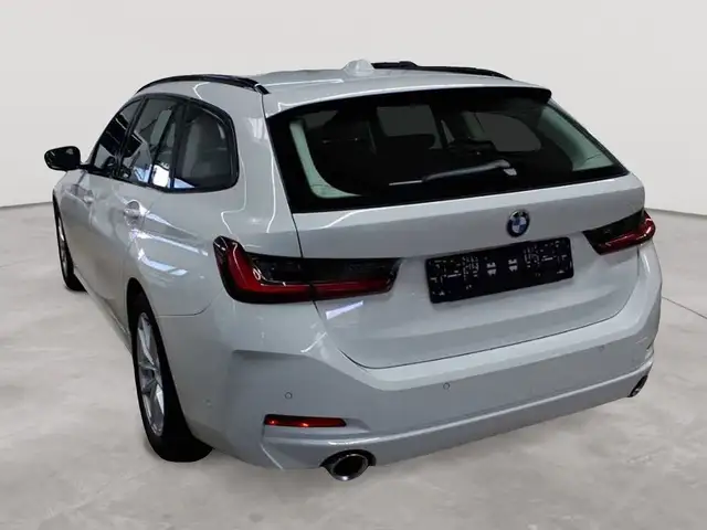 BMW 3 Series view 5