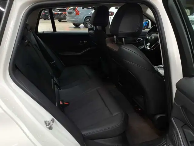 BMW 3 Series view 14
