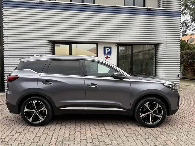 DR Automobiles DR6.0 view 4
