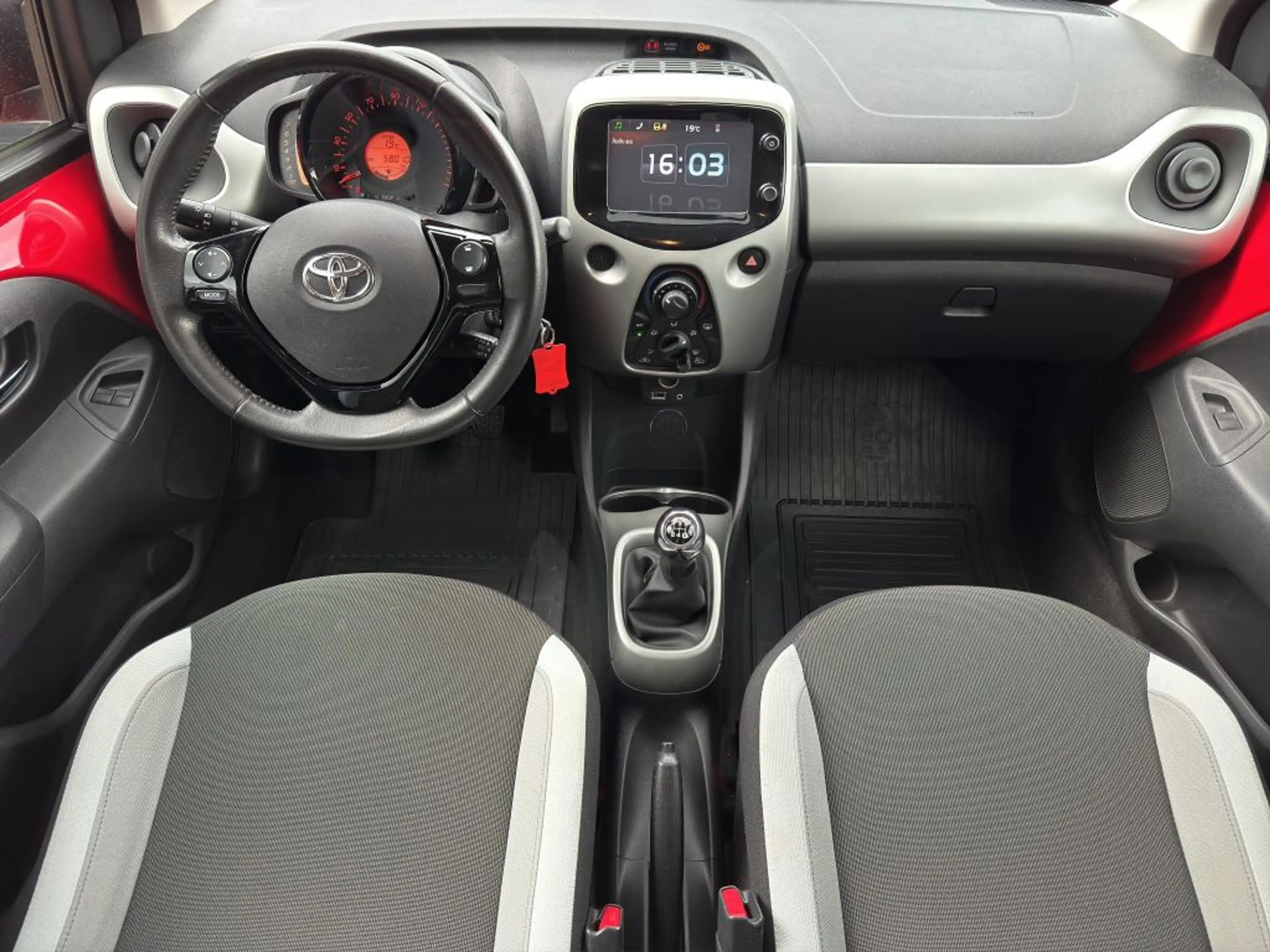 Toyota Aygo X x-play touch *Kamera+Klima+Allwetter* — photo 13