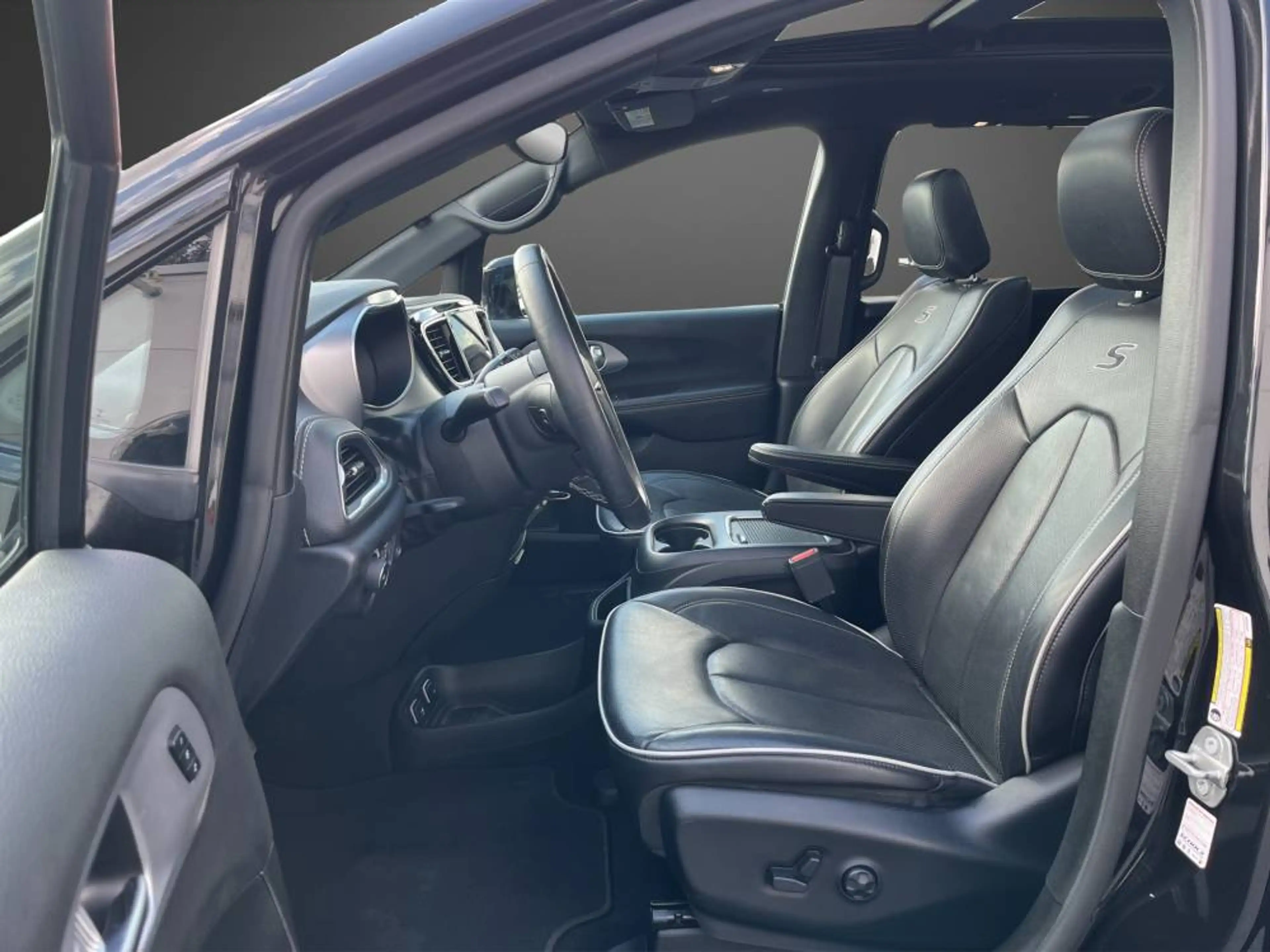 Chrysler Pacifica Limited S — photo 8