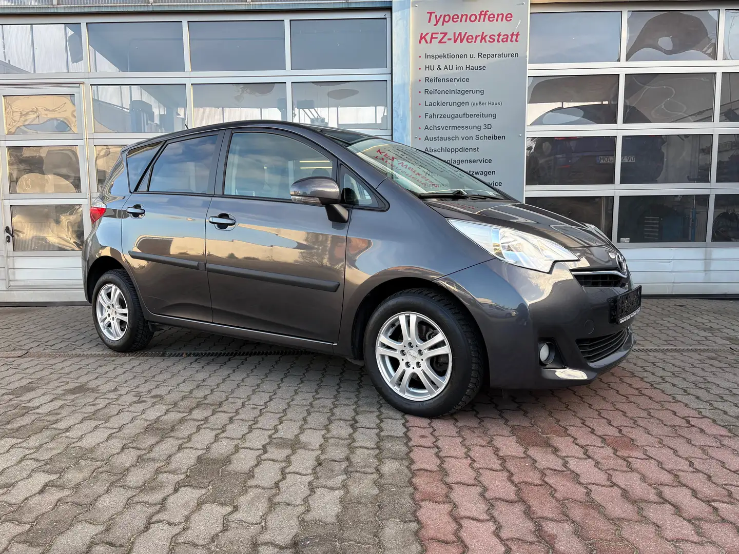 Toyota Verso-S 1.33, Navi, Rückfahrkamera, HU/AU neu Grau - 2