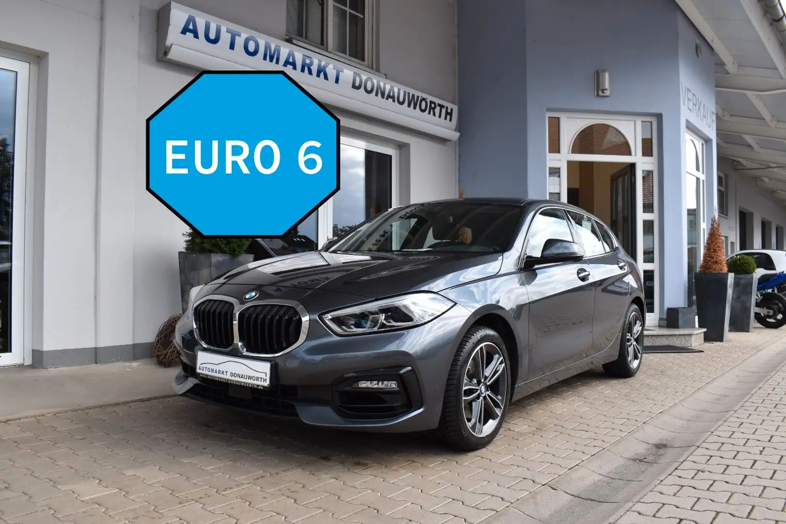 BMW 118 i Aut. Sport Line Navi Keyless Leder HiFi Gris - 2
