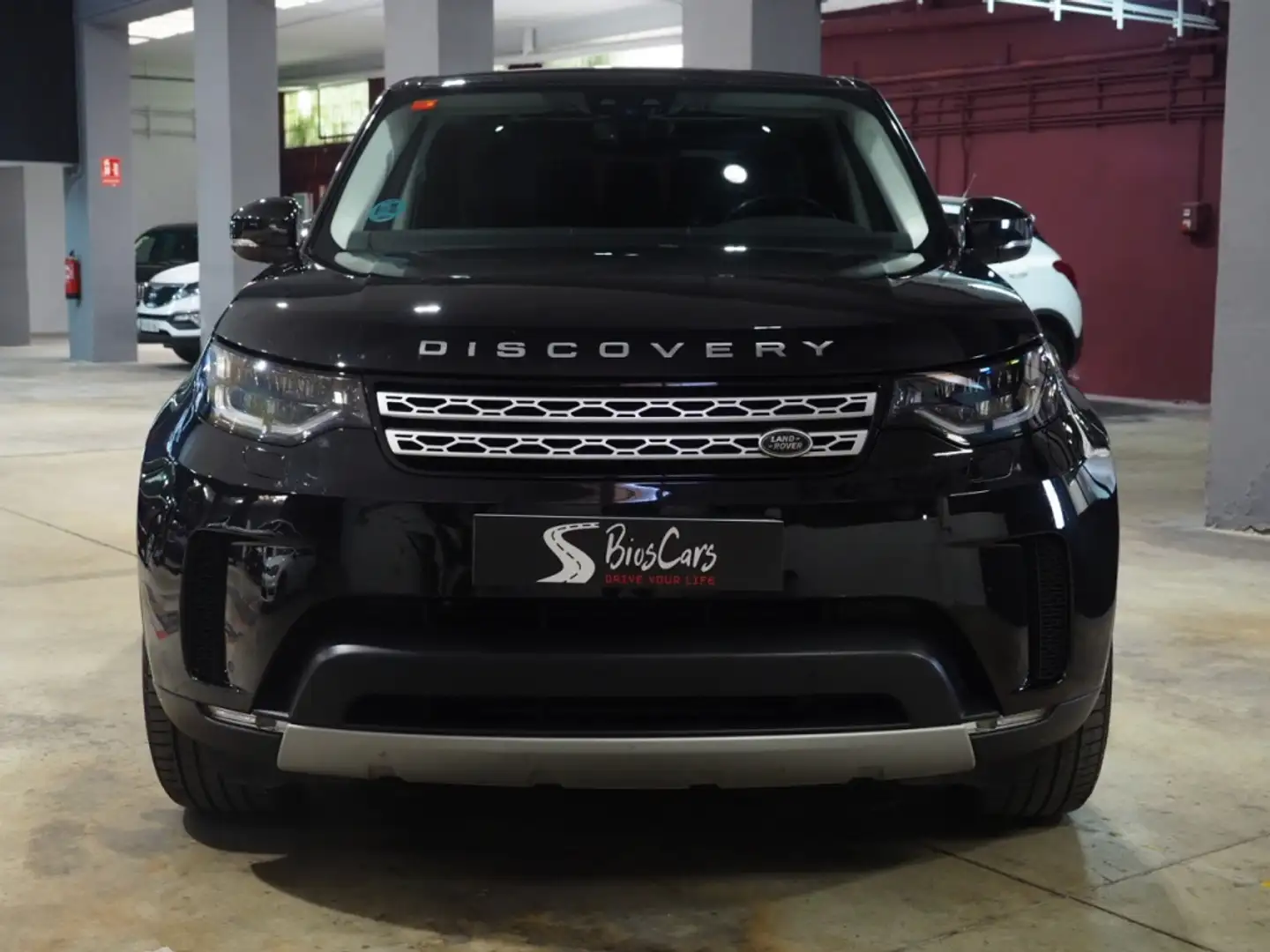 Land Rover Discovery 3.0TD6 HSE Luxury Aut. Zwart - 2