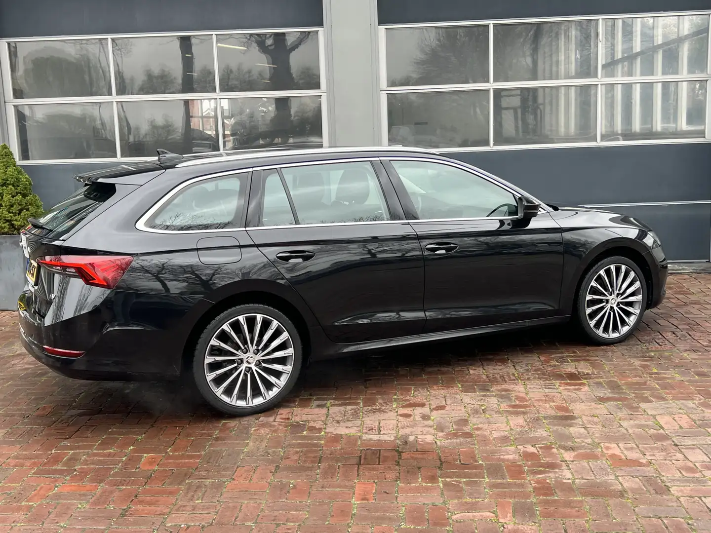 Skoda Octavia Combi iV PHEV | Stoelverwarming | Memory L+R 07-20 Zwart - 2