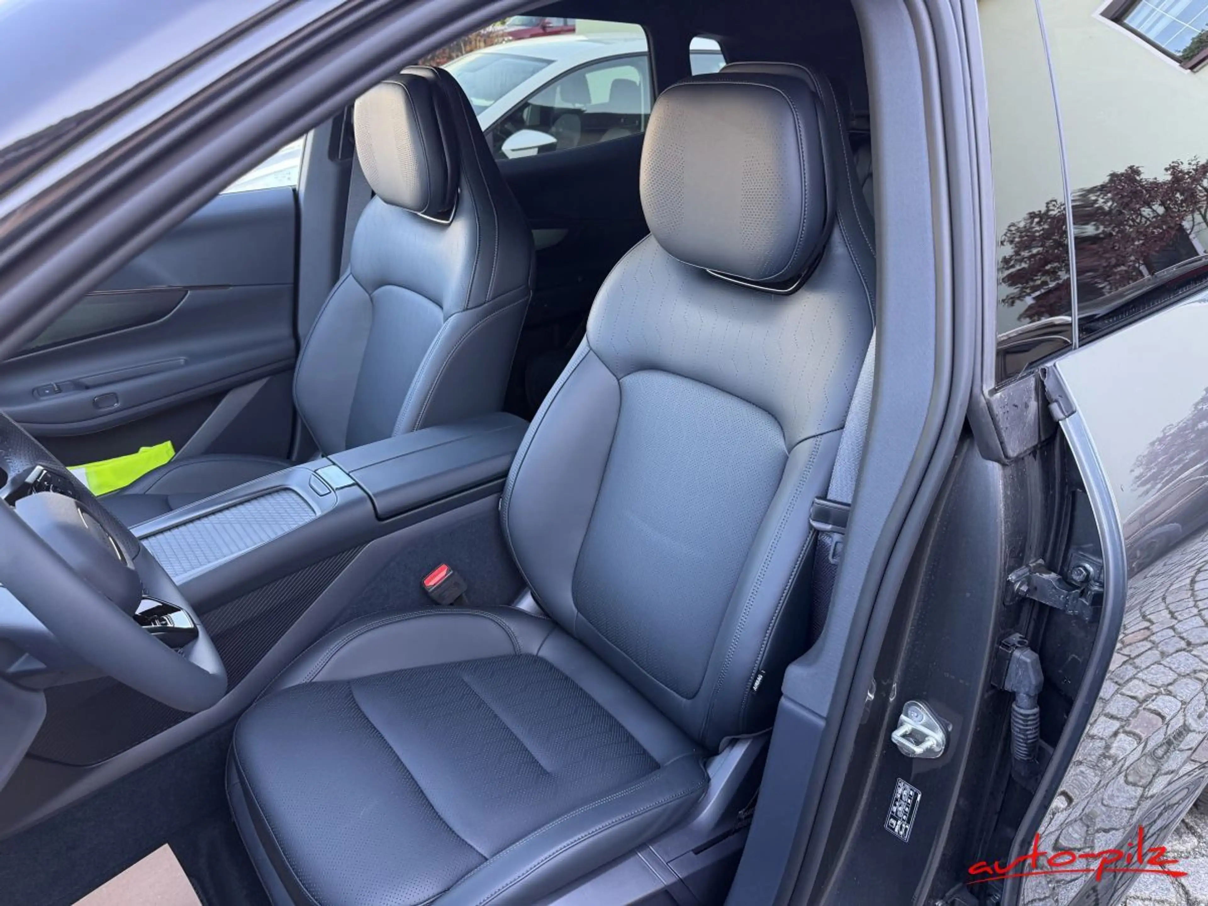 Lynk & Co 08 PHEV 257 kW Core Pano 360Grad LED — photo 15