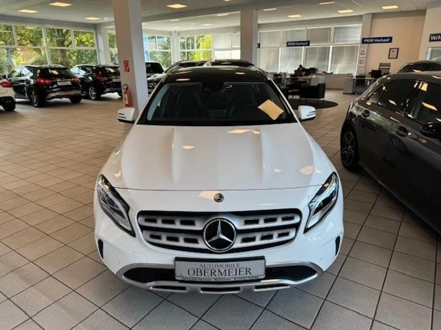 Mercedes-Benz GLA 180 Prog. 7G-DCT DAB LED SHZ 360° Pano Navi Alb - 2