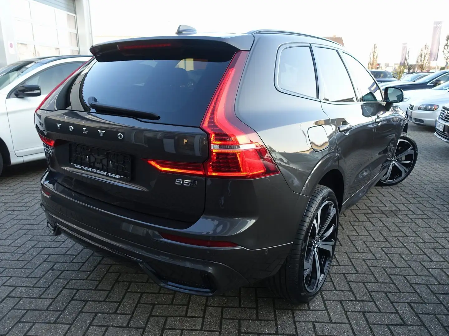 Volvo XC60 Plus B5 AWD Mild-Hybrid/Dark/Pano/FourC/AHK Grau - 2