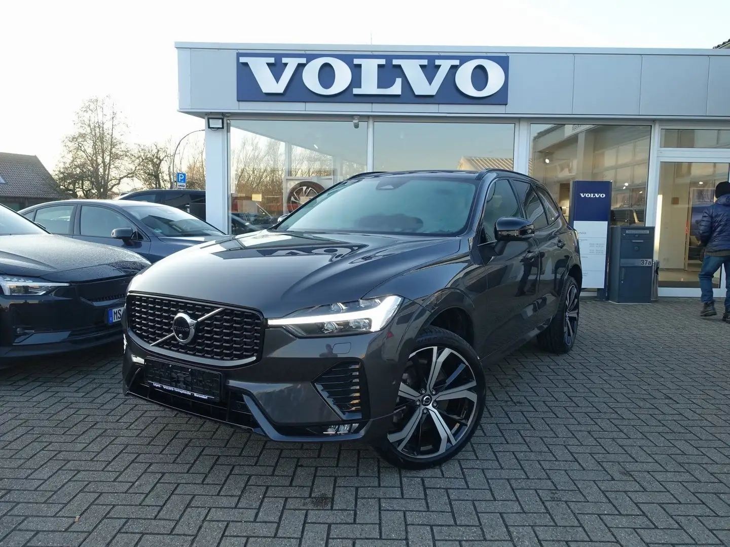 Volvo XC60 Plus B5 AWD Mild-Hybrid/Dark/Pano/FourC/AHK Grau - 1