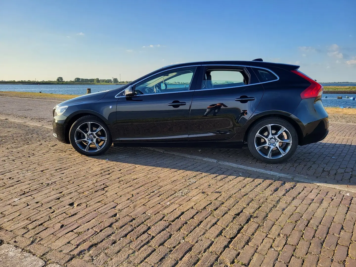 Volvo V40 2.0 D2 160pk Ocean Race full-options Černá - 1