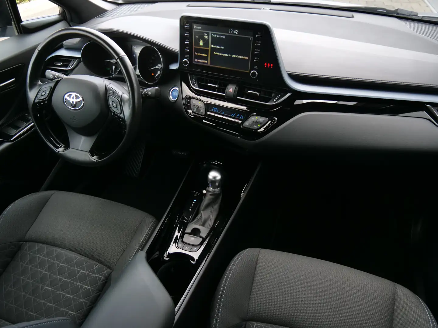 Toyota C-HR 1.8 Hybrid 98pk Executive Automaat Apple carplay / Grijs - 2