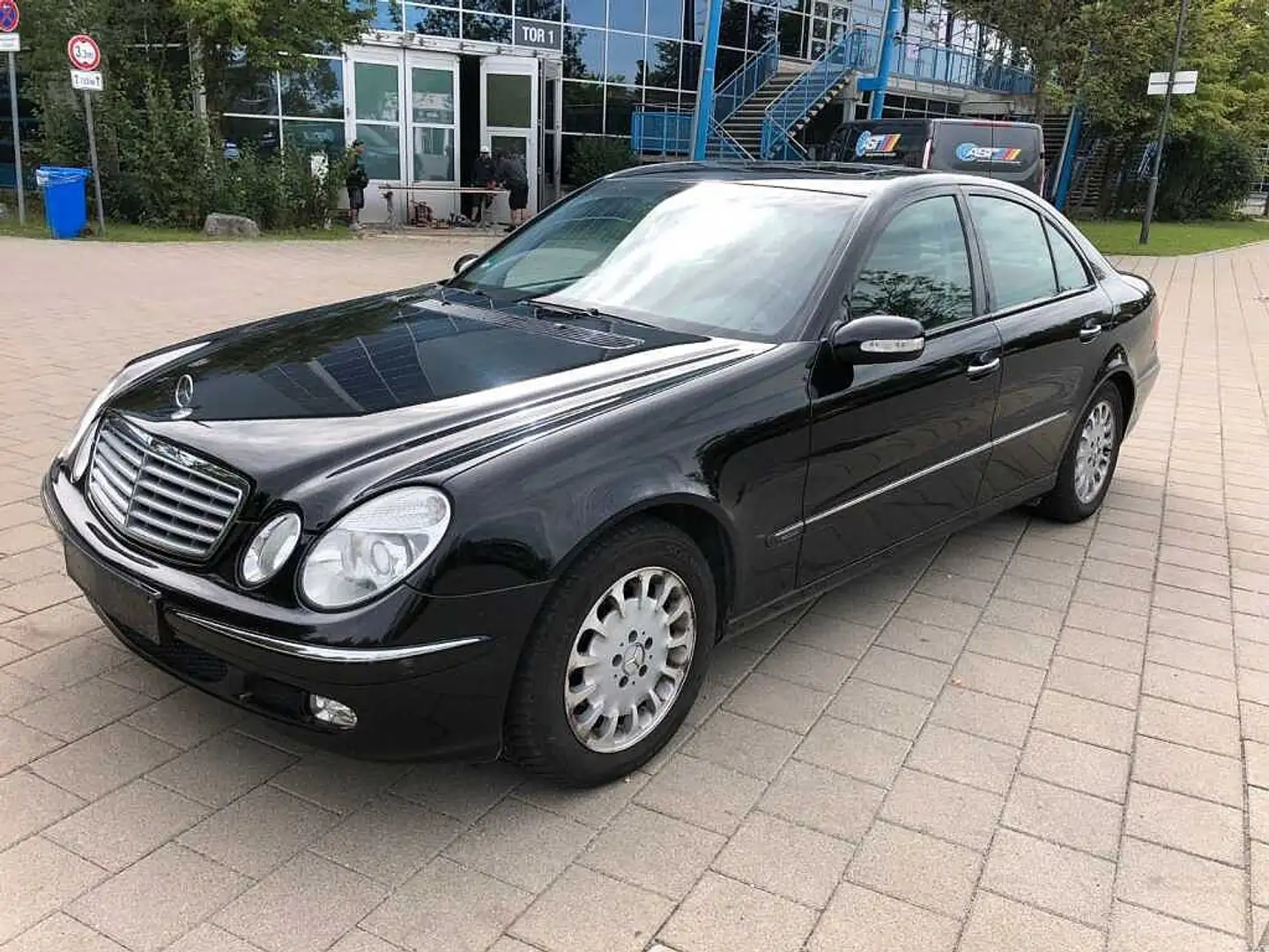 Mercedes-Benz E 240 Elegance Schwarz - 1