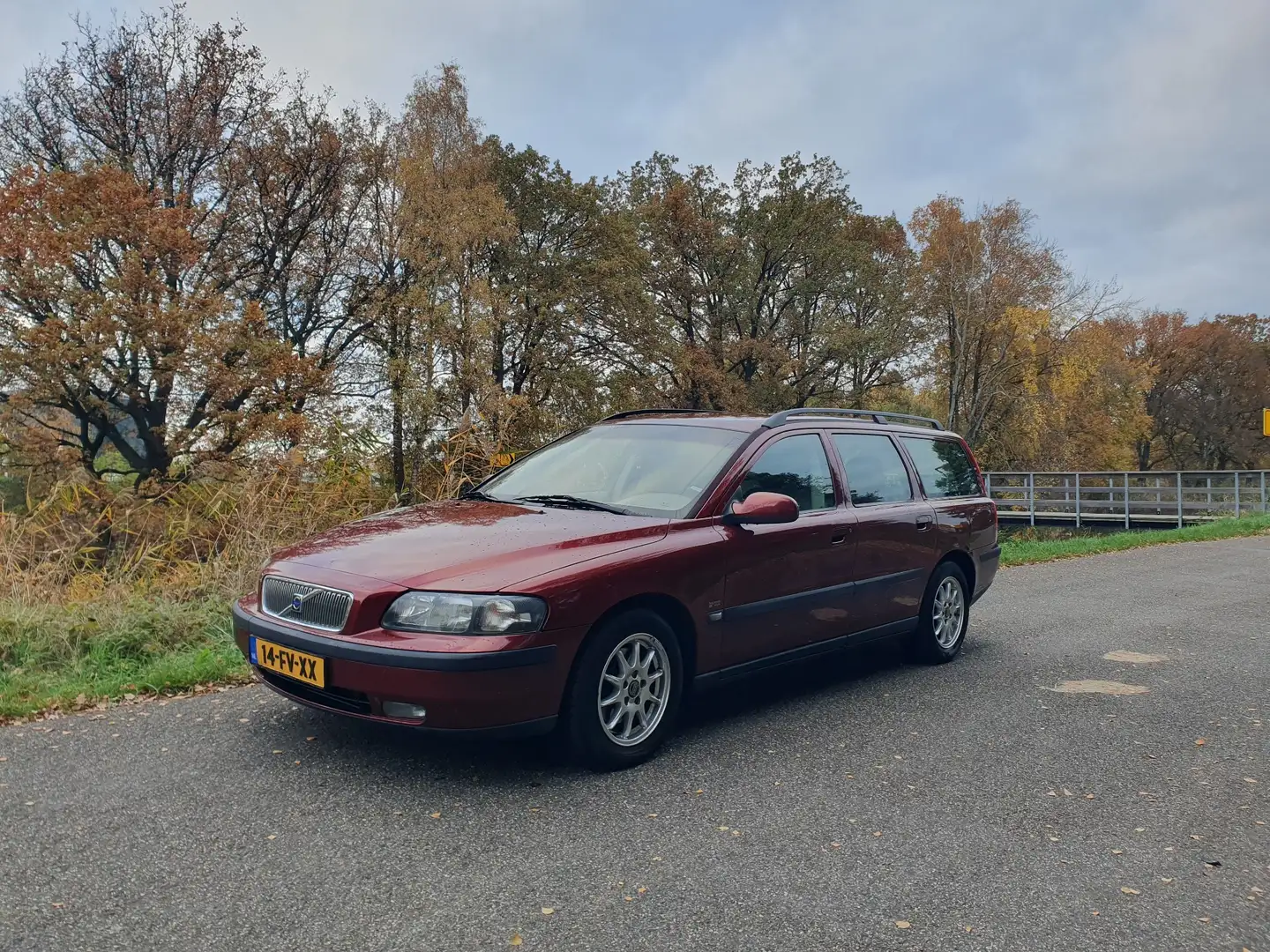 Volvo V70 2.4 Comfort Line Rood - 1
