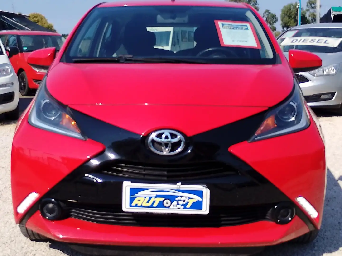 Toyota Aygo 5p 1.0 x-play Rosso - 1