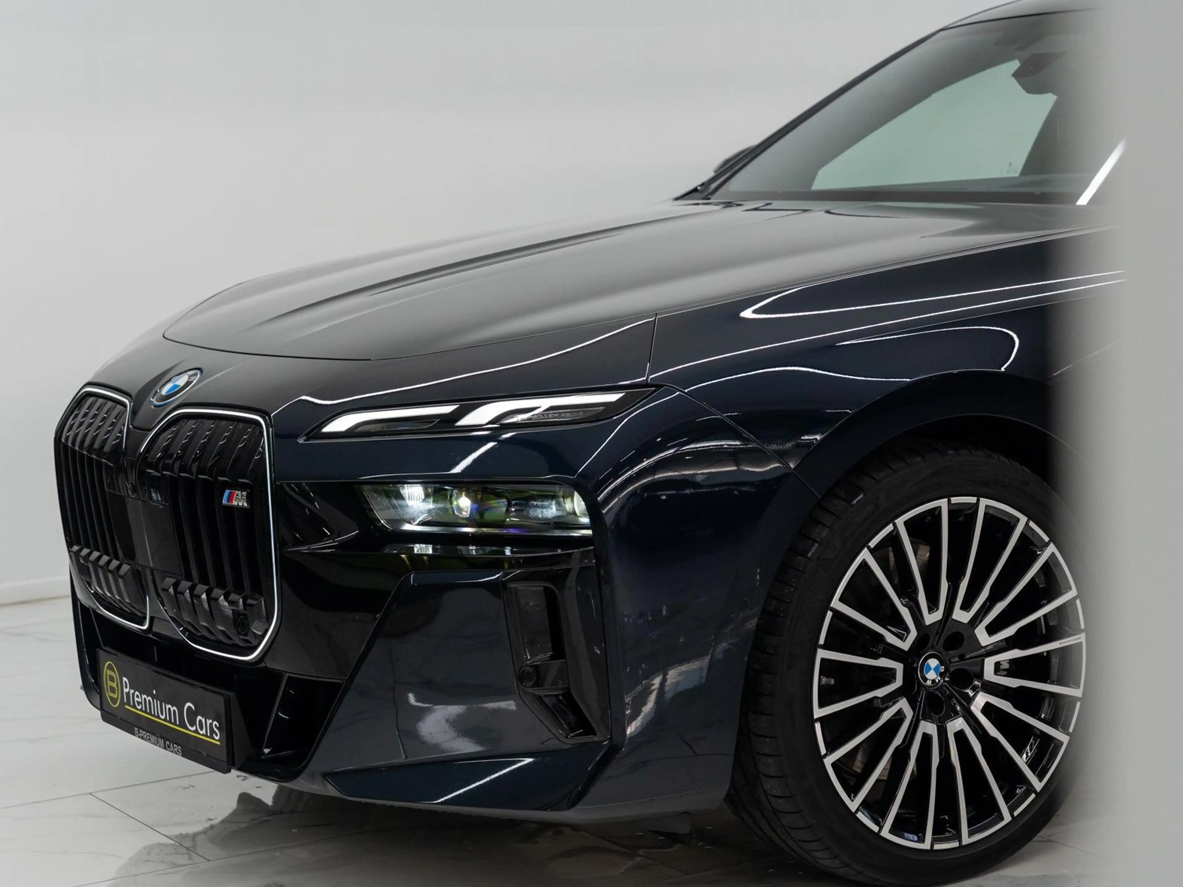 BMW 760 xDrive Individual! FULL OPTIONS! Black pack! — photo 11