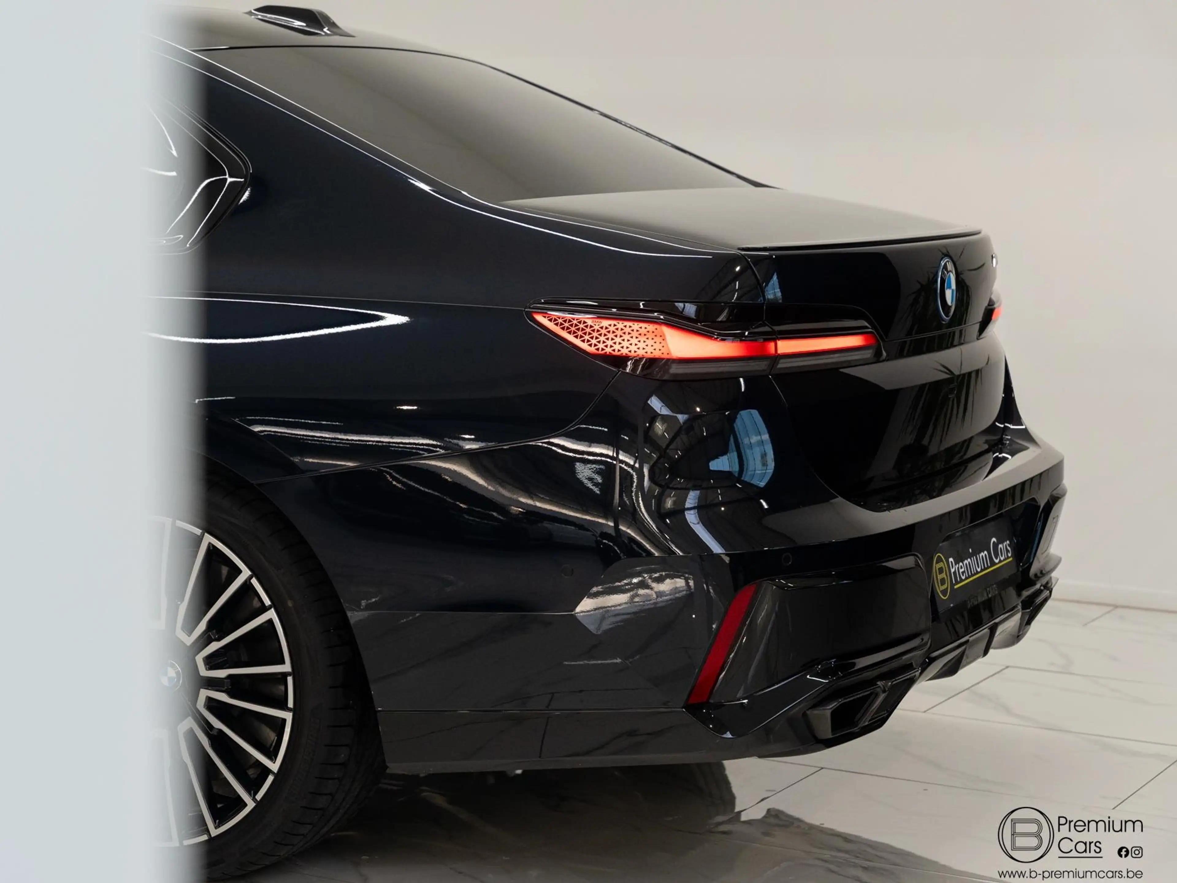 BMW 760 xDrive Individual! FULL OPTIONS! Black pack! — photo 10