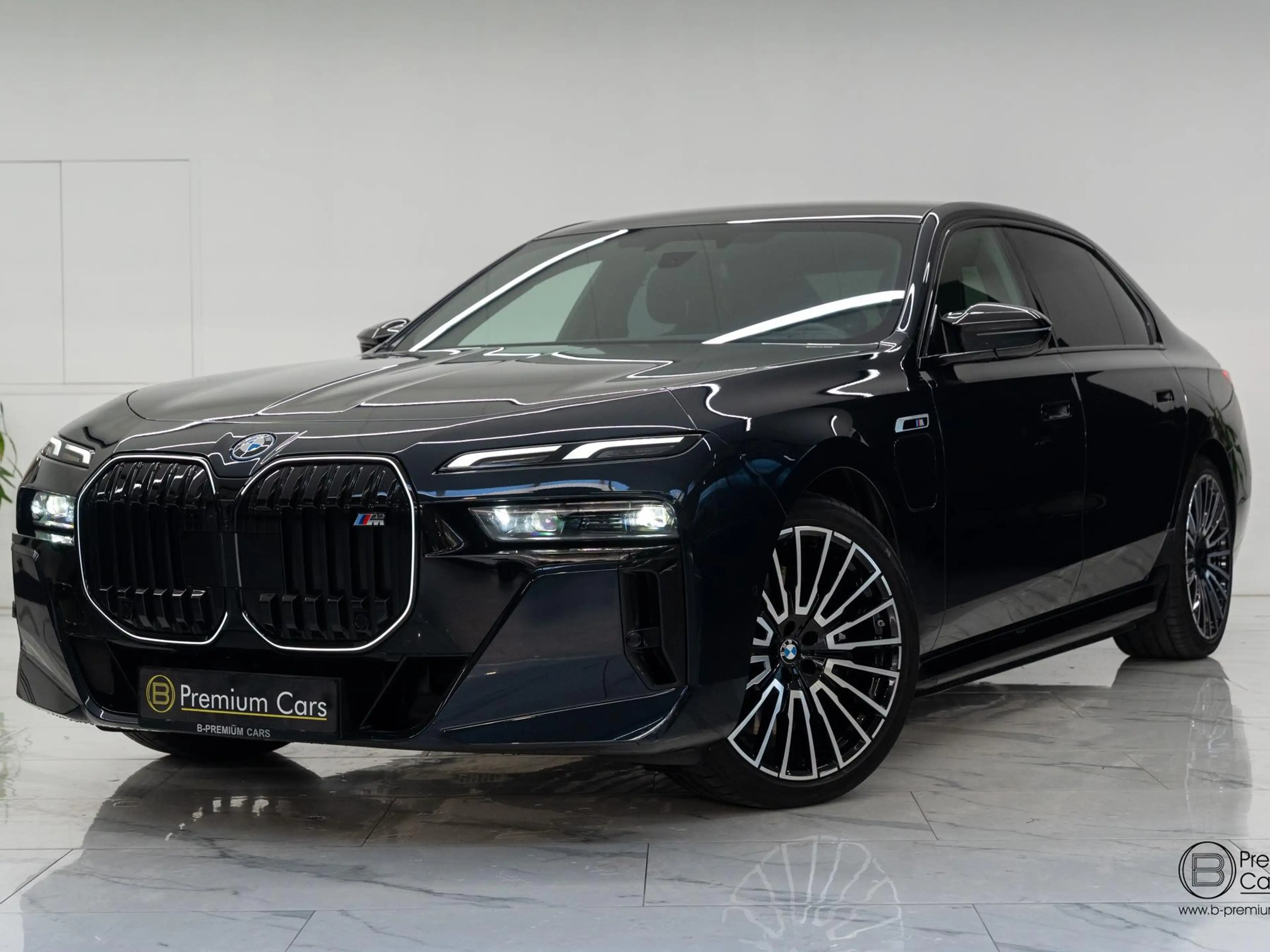 BMW 760 xDrive Individual! FULL OPTIONS! Black pack!