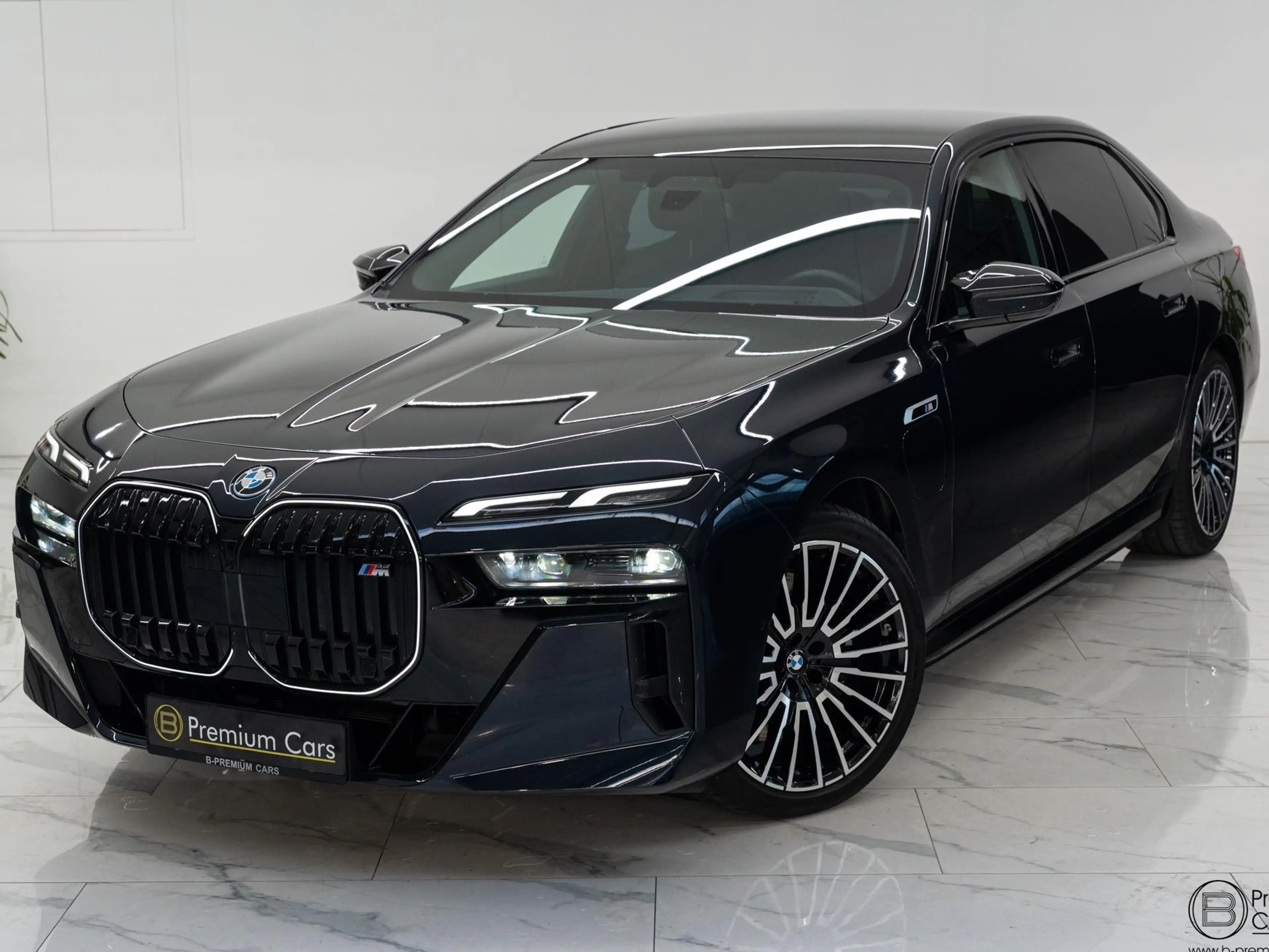 BMW 760 xDrive Individual! FULL OPTIONS! Black pack! — photo 2