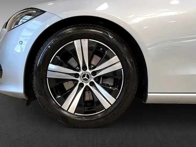 Mercedes-Benz C-Class view 4