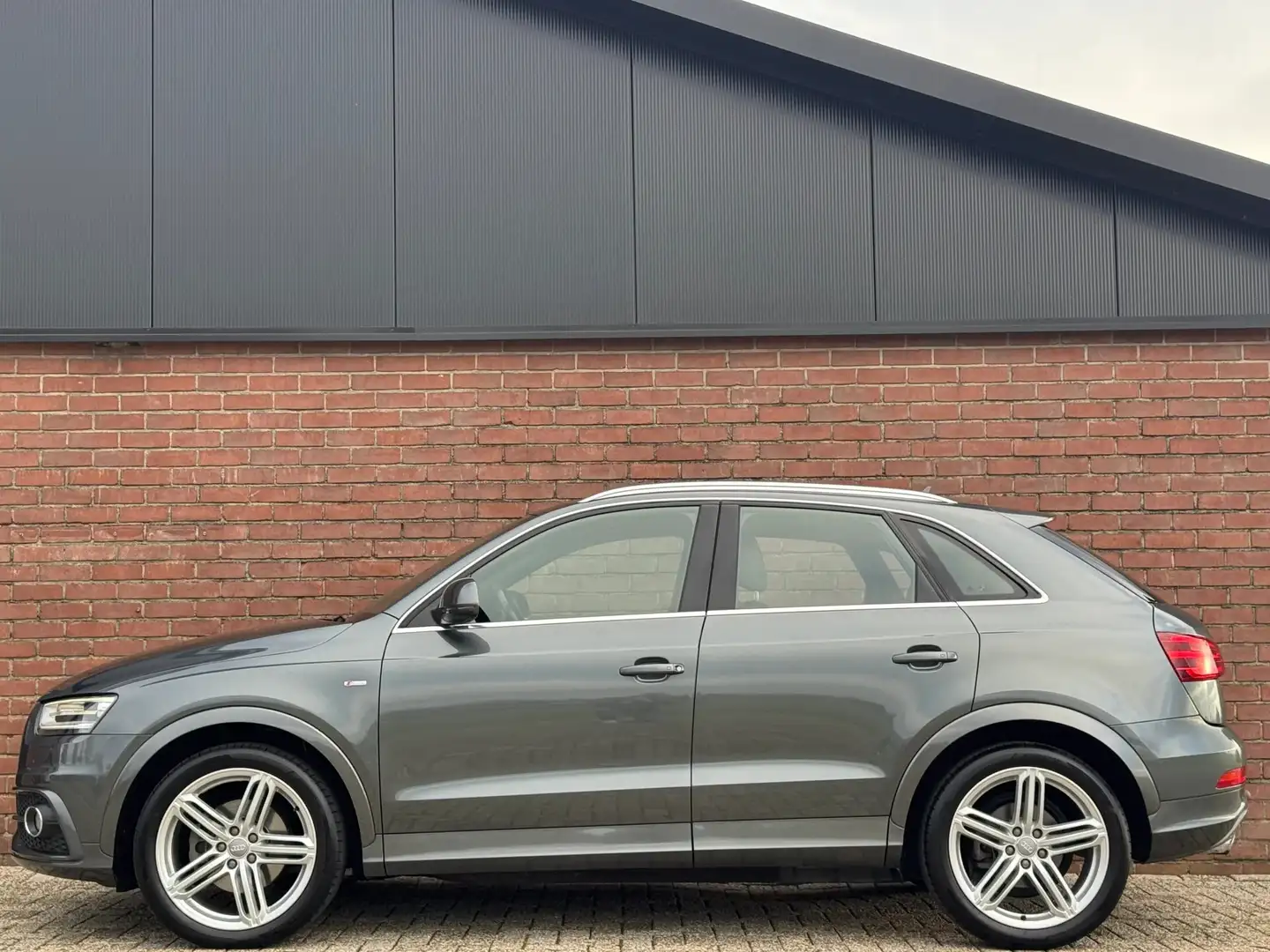 Audi Q3 2.0 TFSI QUATTRO S-LINE | NL-AUTO! | NAVI! | TREKH Gris - 2