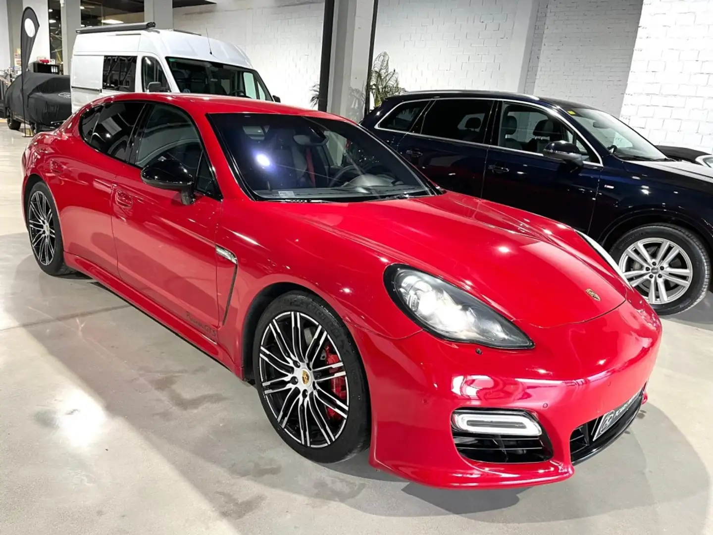 Porsche Panamera GTS Aut. Rojo - 2