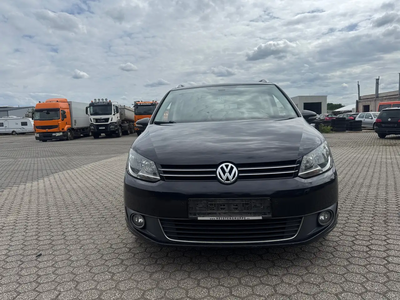 Volkswagen Touran Highline BMT — photo 1 of 18