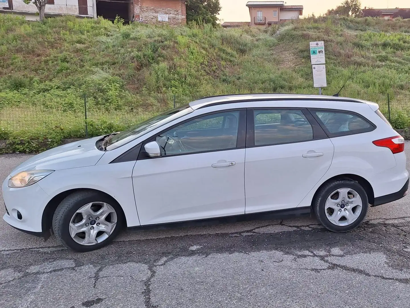 Ford Focus Focus III SW 1.6 tdci Plus 95cv Bianco - 2