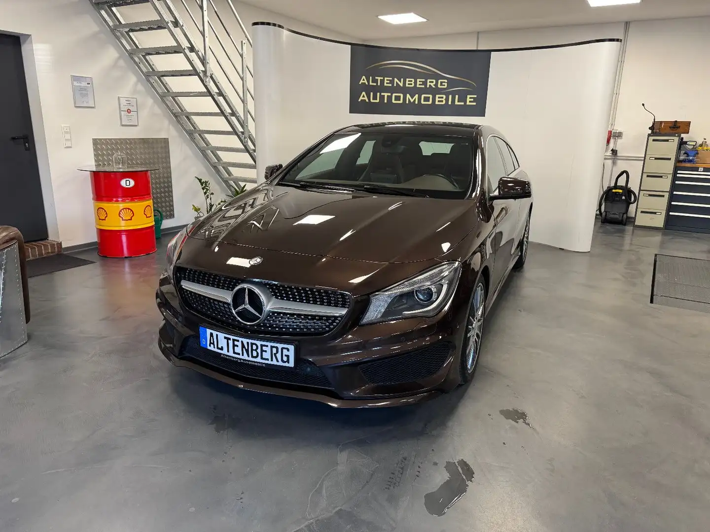 Mercedes-Benz CLA 200 Shooting Brake AMG Pano Sitzhzg H&K Navi Brun - 1