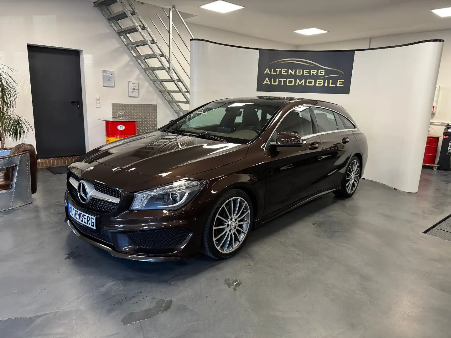 Mercedes-Benz CLA 200 Shooting Brake AMG Pano Sitzhzg H&K Navi Brun - 2