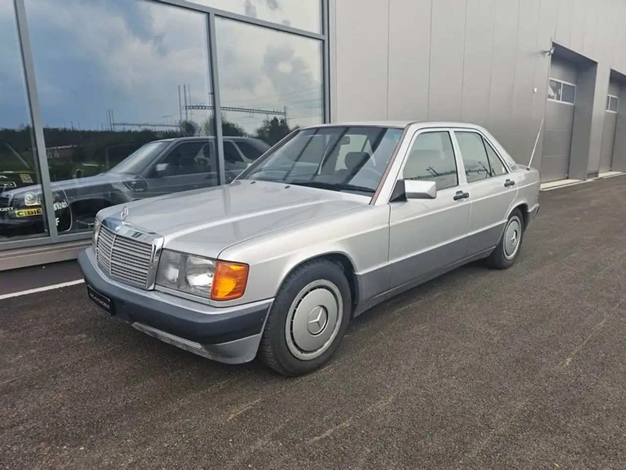 Mercedes-Benz 190 2.6 E, automaat, 6 cilinder, origineel elektrisch dak, airco, Sportline bekleding, elektrische ramen voor., foto 1