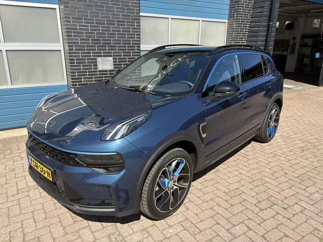 Lynk & Co 01 view 30